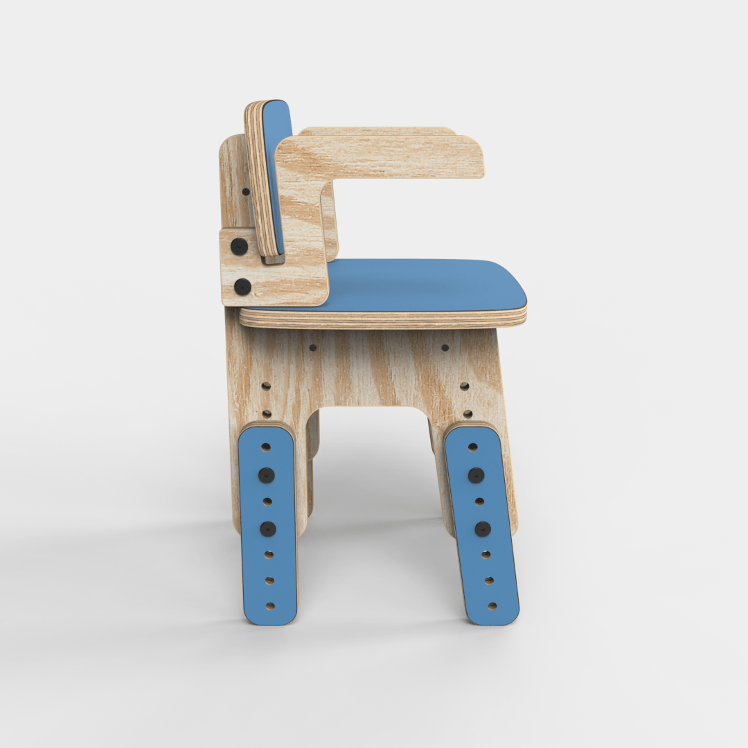 Silla infantil Reni con apoyabrazos azul con la altura elevada, vista lateral